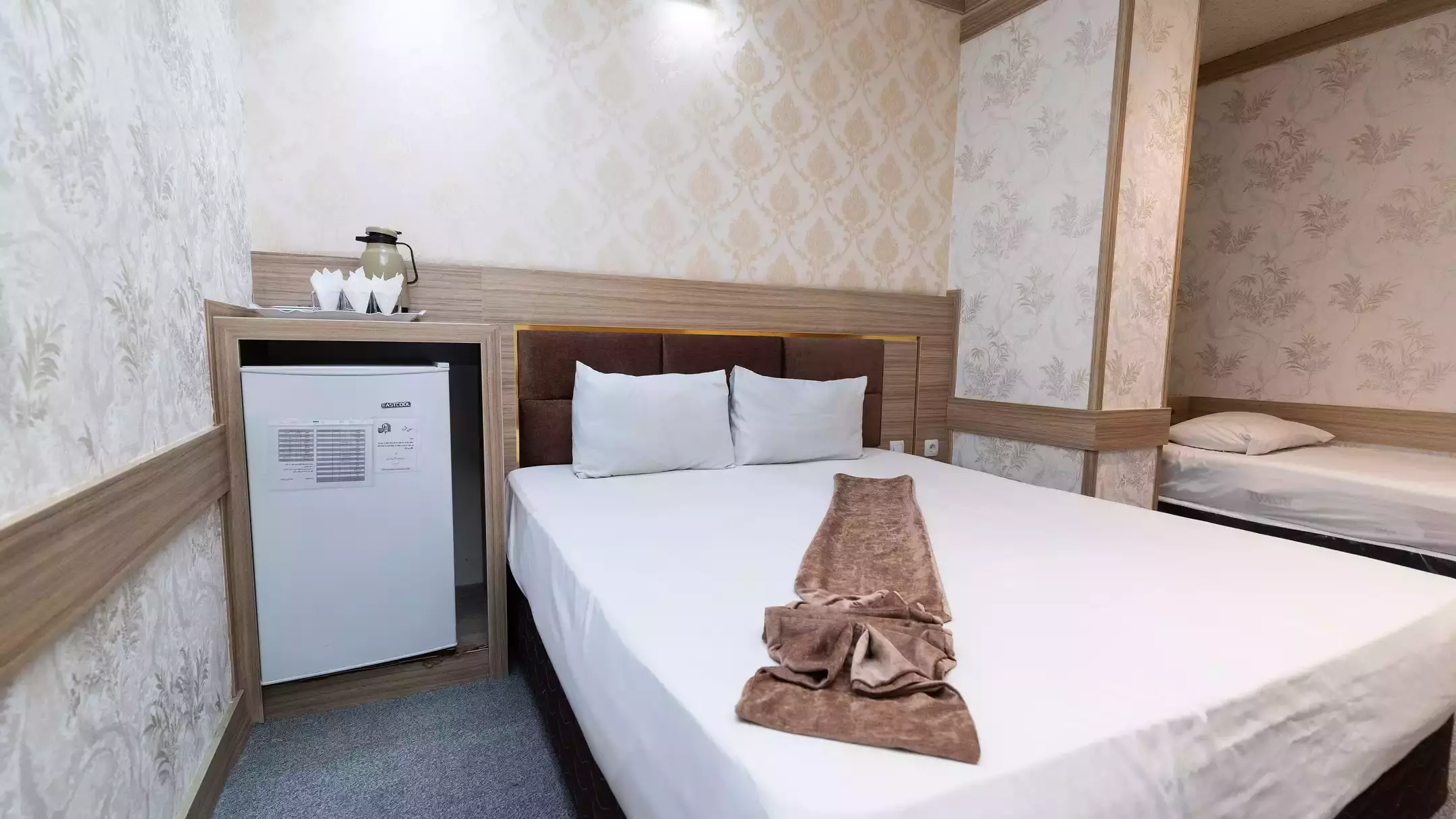 Alibaba https://cdn.alibaba.ir/ostorage/hotel-accommodation-images/67065a92299de7a7748d2fae_66dc553dd35130671be32d77_هتل سی و سه پل - اتاق سه تخته دبل سینگل (2).webp